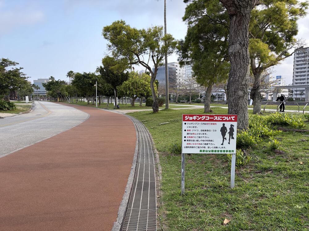 那覇に来ると必ず走る奥武山公園。1周1km強のランニングコースがあり、朝から多くの方が走っています。とても気持ち良いコースです。