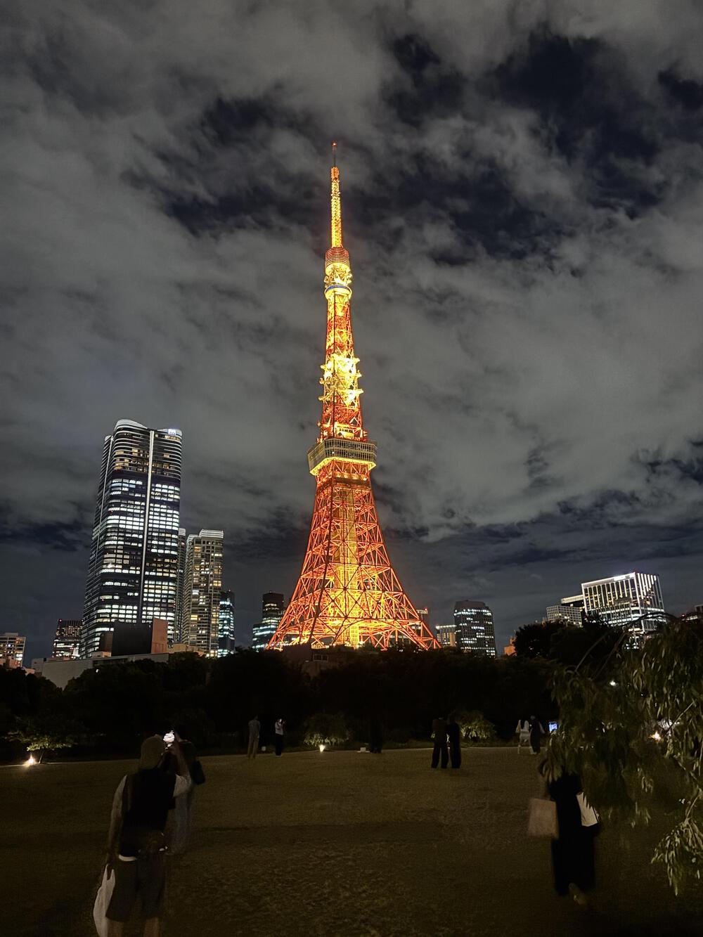 芝公園2週。この時間は観光客多すぎてまっすぐ走れない…