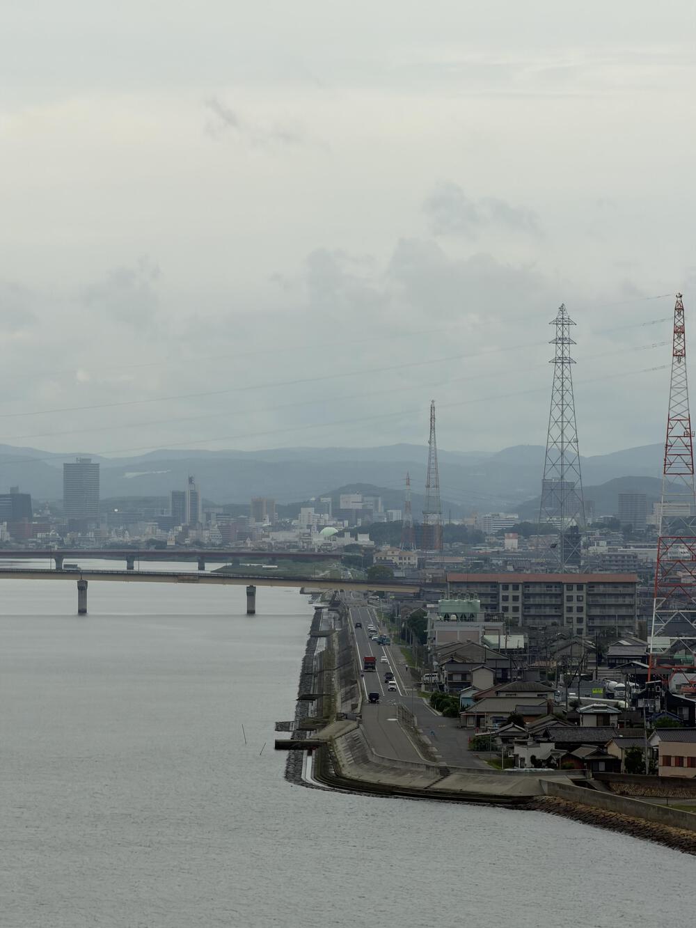 橋からの景色はかなり良いです！晴れればですが
