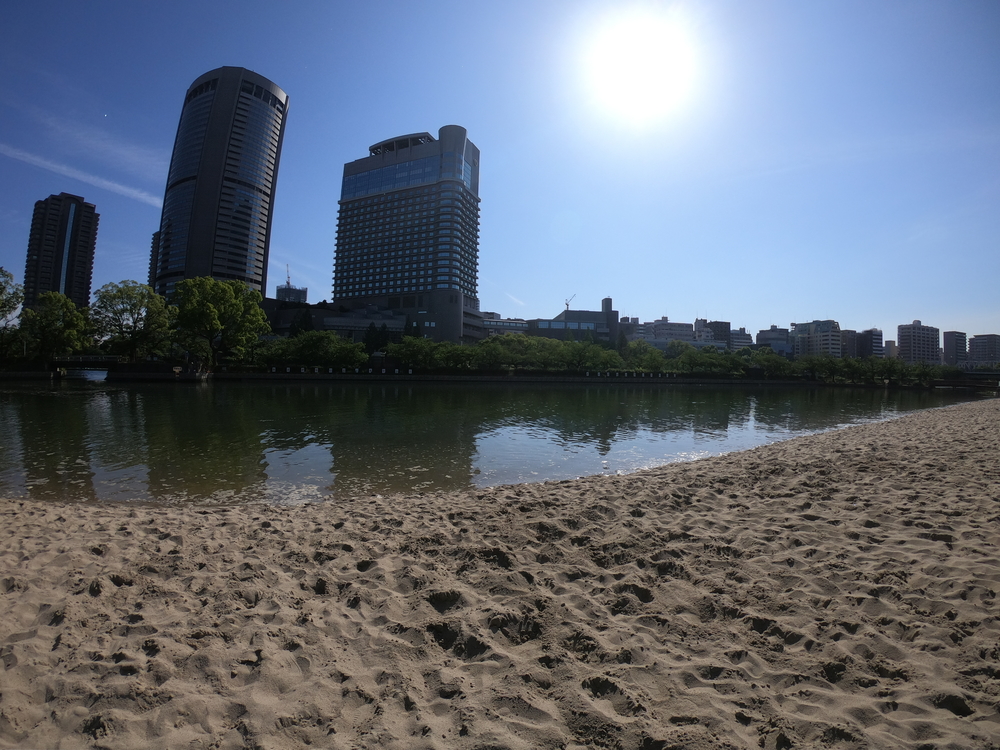 城と砂浜と閘門の写真3