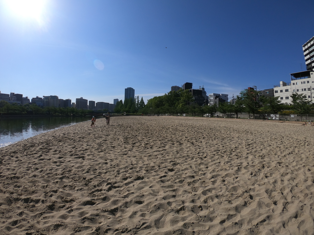 城と砂浜と閘門の写真4