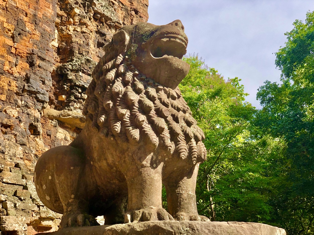 カンボジア / 世界遺産サンボープレイクック遺跡を走るの写真5