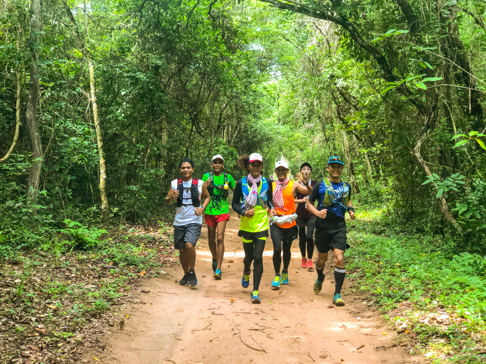 カンボジア / 世界遺産サンボープレイクック遺跡を走るの写真6
