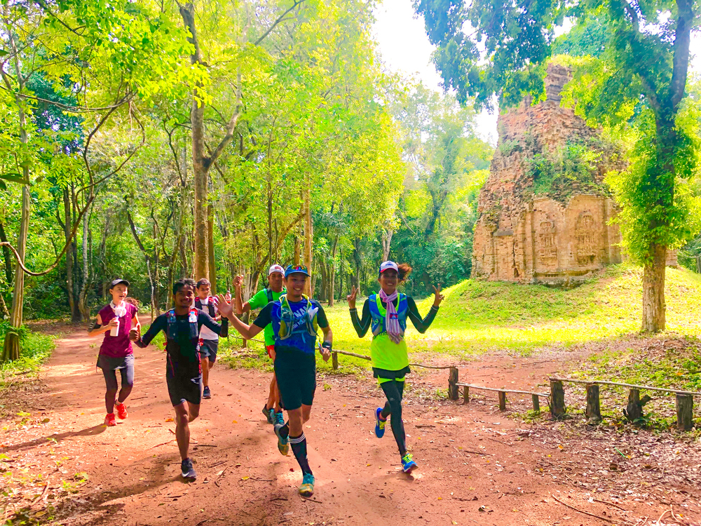 カンボジア / 世界遺産サンボープレイクック遺跡を走るの写真7