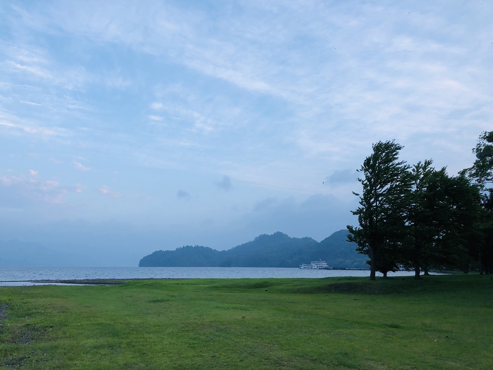 十和田湖の美しい湖面を眺めながら走る観光コースの写真3