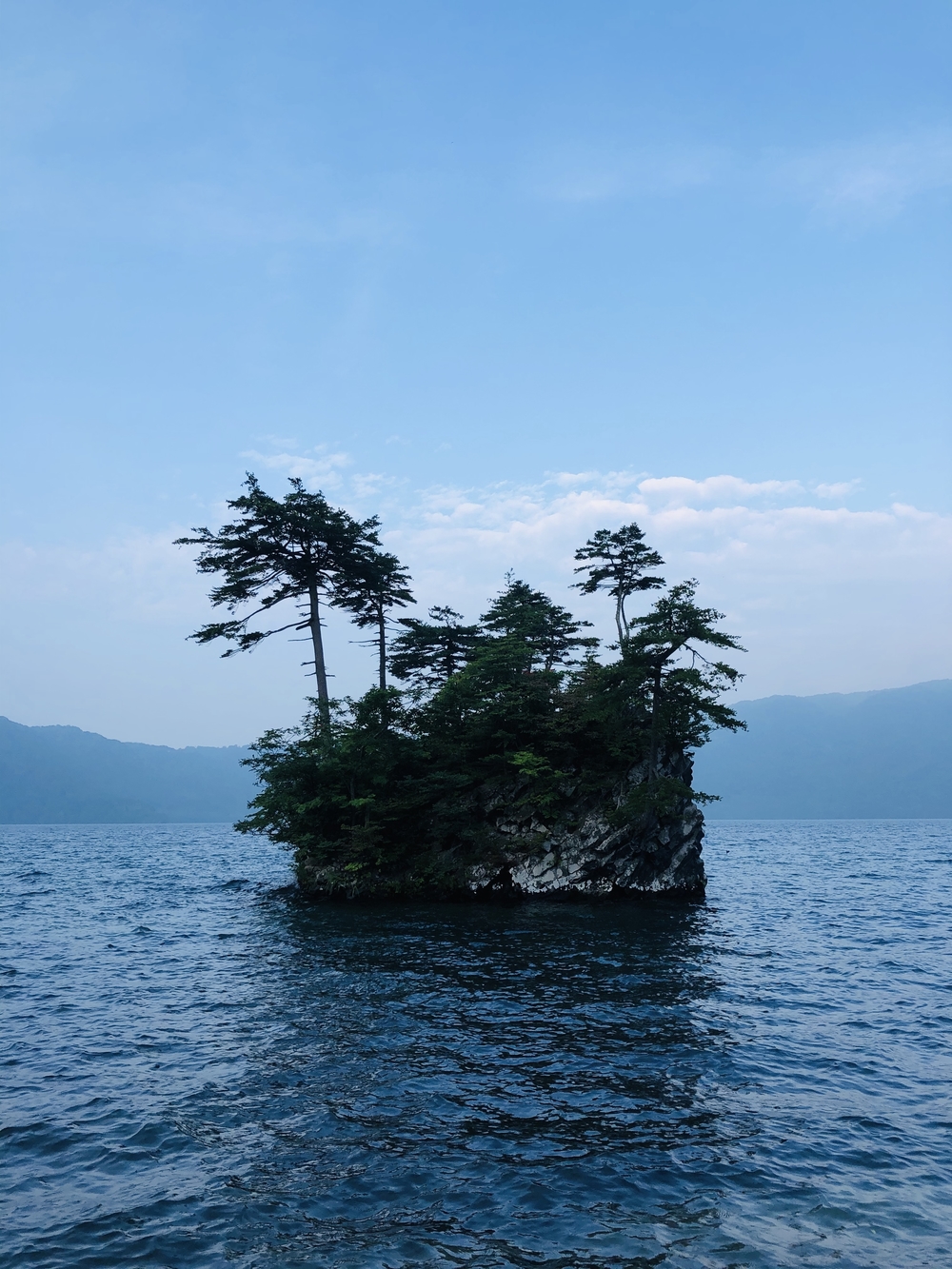 十和田湖の美しい湖面を眺めながら走る観光コースの写真9