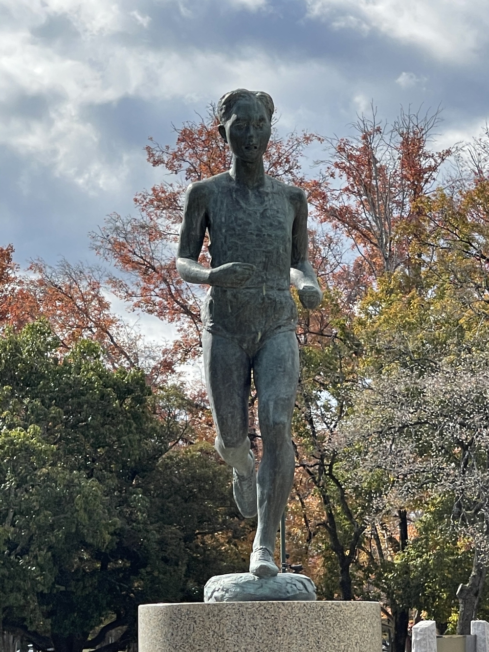 総合グラウンドのランナー像の写真6