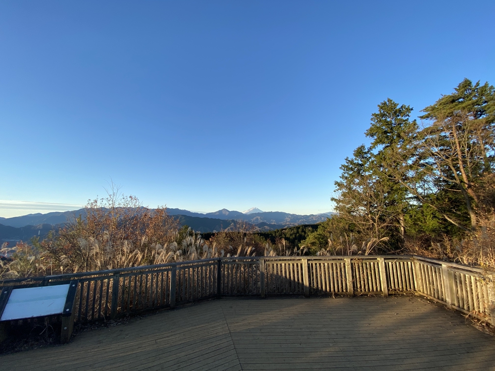 冬のシモバシラと人気のない気持ちいい下りの写真3