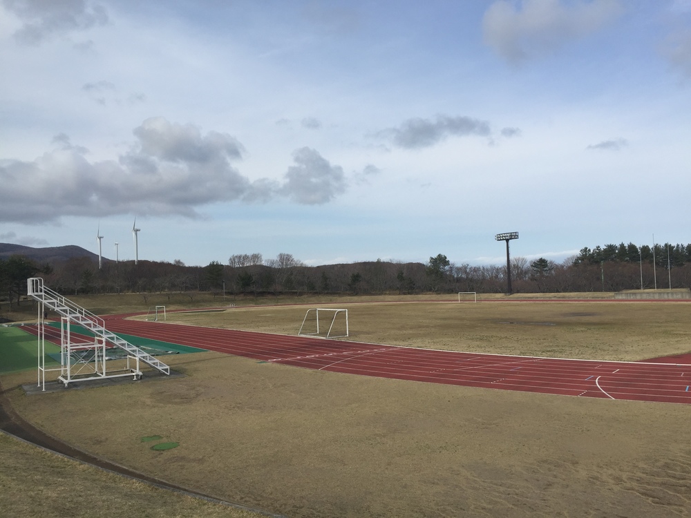 風車と巨大な太陽光パネル一団を背景にここにしかない景観を嗜むの写真7