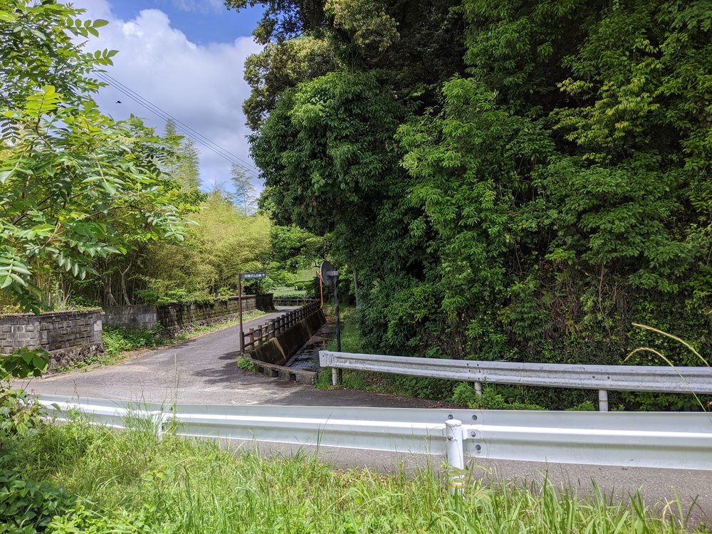 田畑と人家と…車両通行止めの?道路を行くの写真4