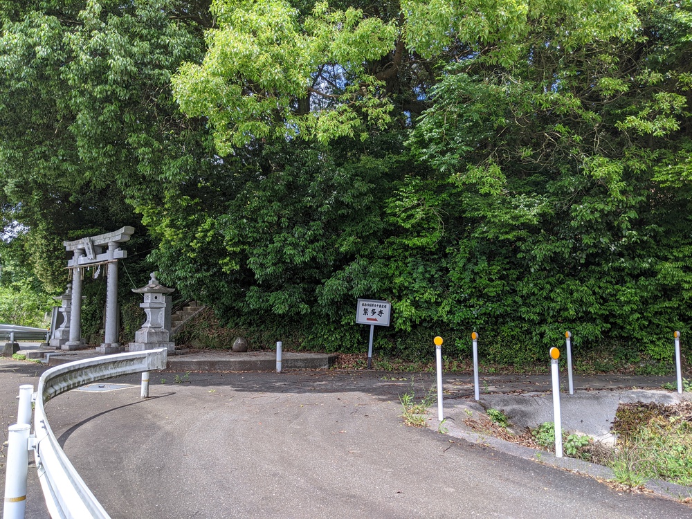 田畑と人家と…車両通行止めの?道路を行くの写真5