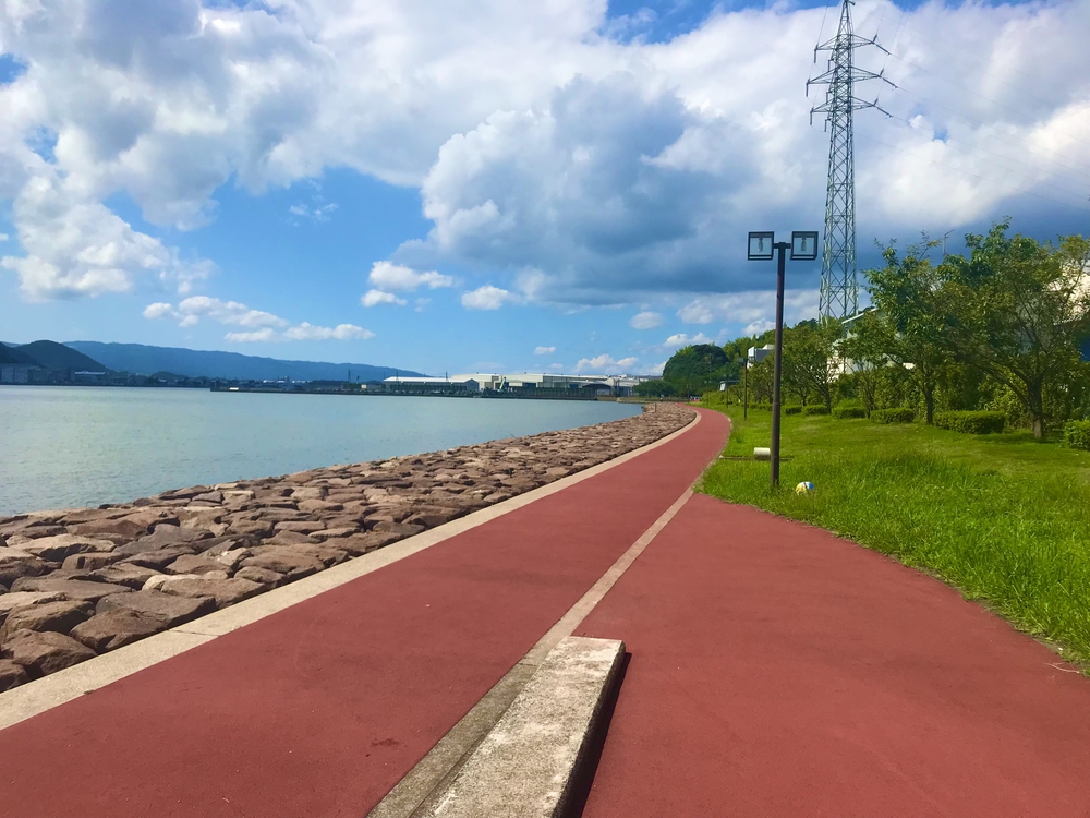 大村湾を眺めながら坂を登ります！の写真3