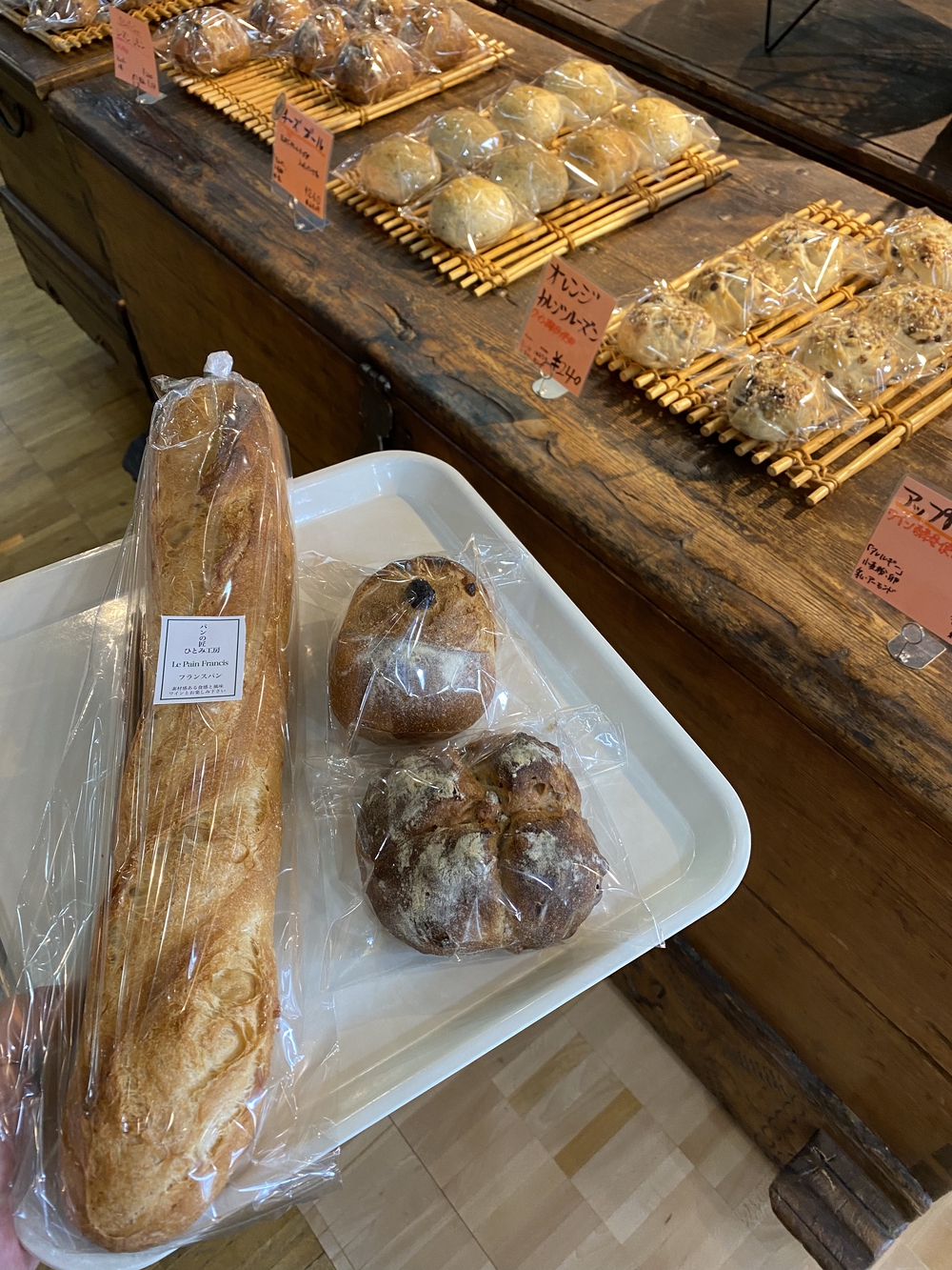 東近江市永源寺の田園地帯の蕎麦の白い花とワイナリーの酵母パンの写真4