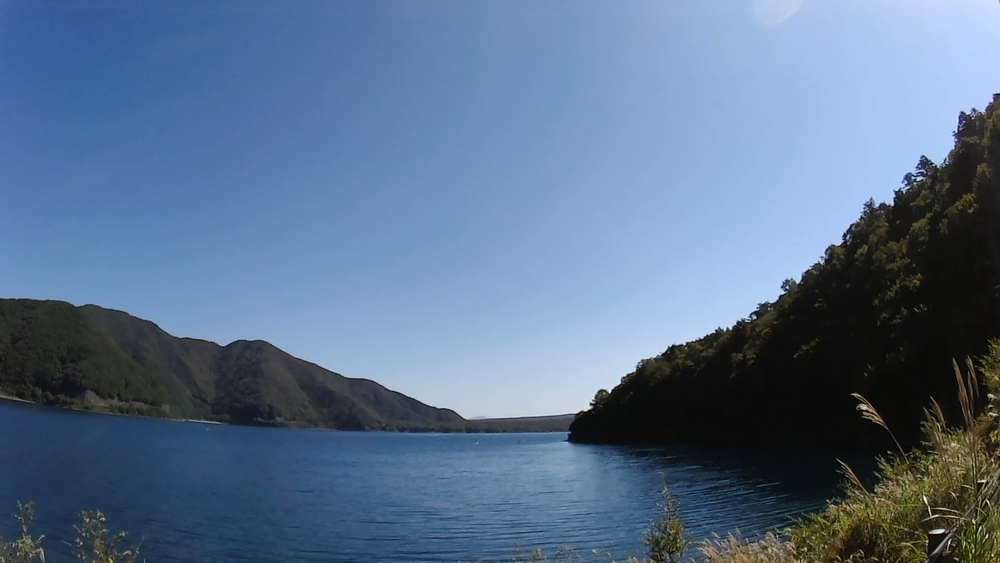 富士五湖、最西麓にある最高の透明度を誇る本栖湖を周遊１２キロの写真3