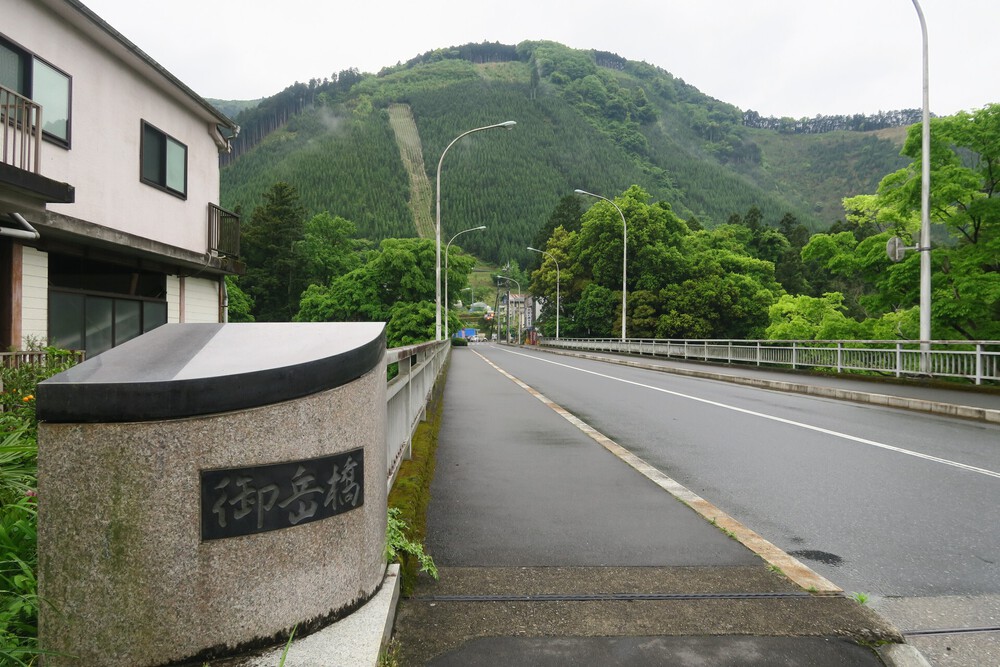 ラニヘッドトレイルからの日の出山と御岳山の写真3