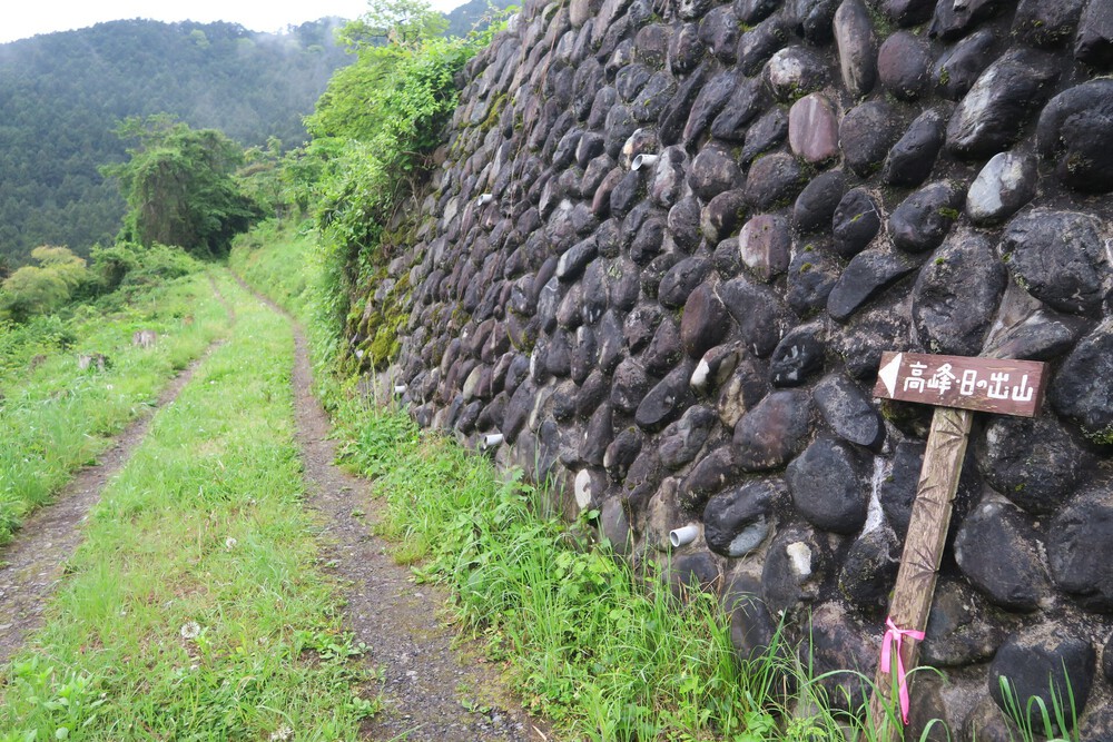 ラニヘッドトレイルからの日の出山と御岳山の写真4
