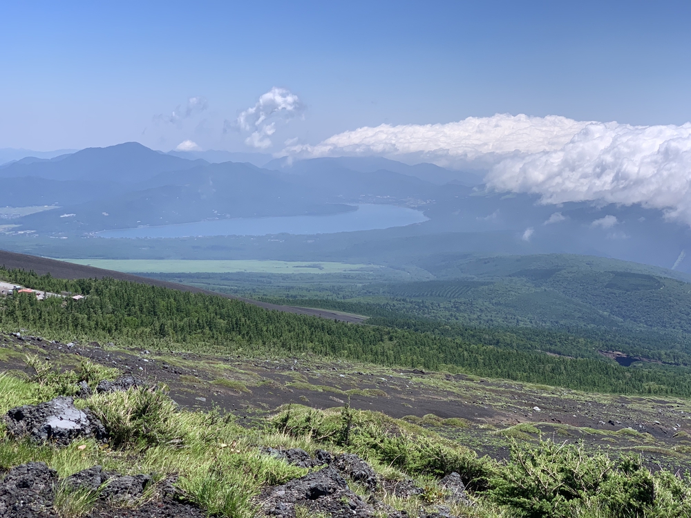 富士山 ここは日本？富士山に乗り捨てられたワゴニア | ラントリップ