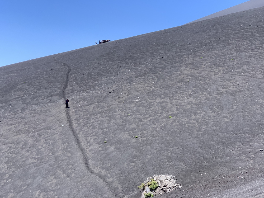 ここは日本？富士山に乗り捨てられたワゴニアの写真12