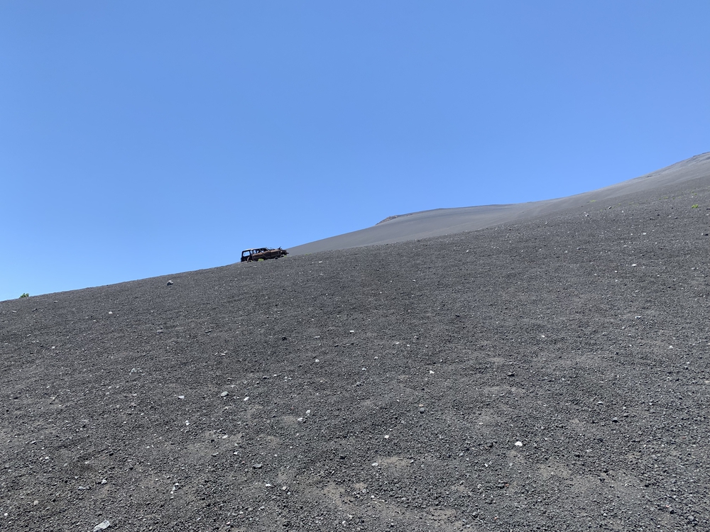 ここは日本？富士山に乗り捨てられたワゴニアの写真15