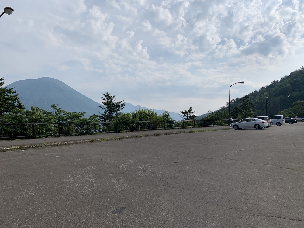 中禅寺湖と男体山を望む半月山トレイルの写真7