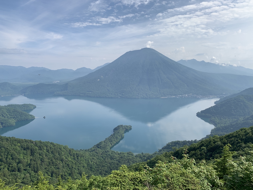 中禅寺湖と男体山を望む半月山トレイルの写真10