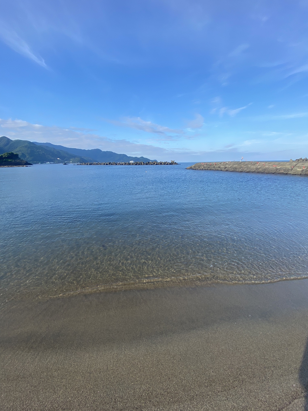 海も空も真っ青の小土肥海岸の写真3