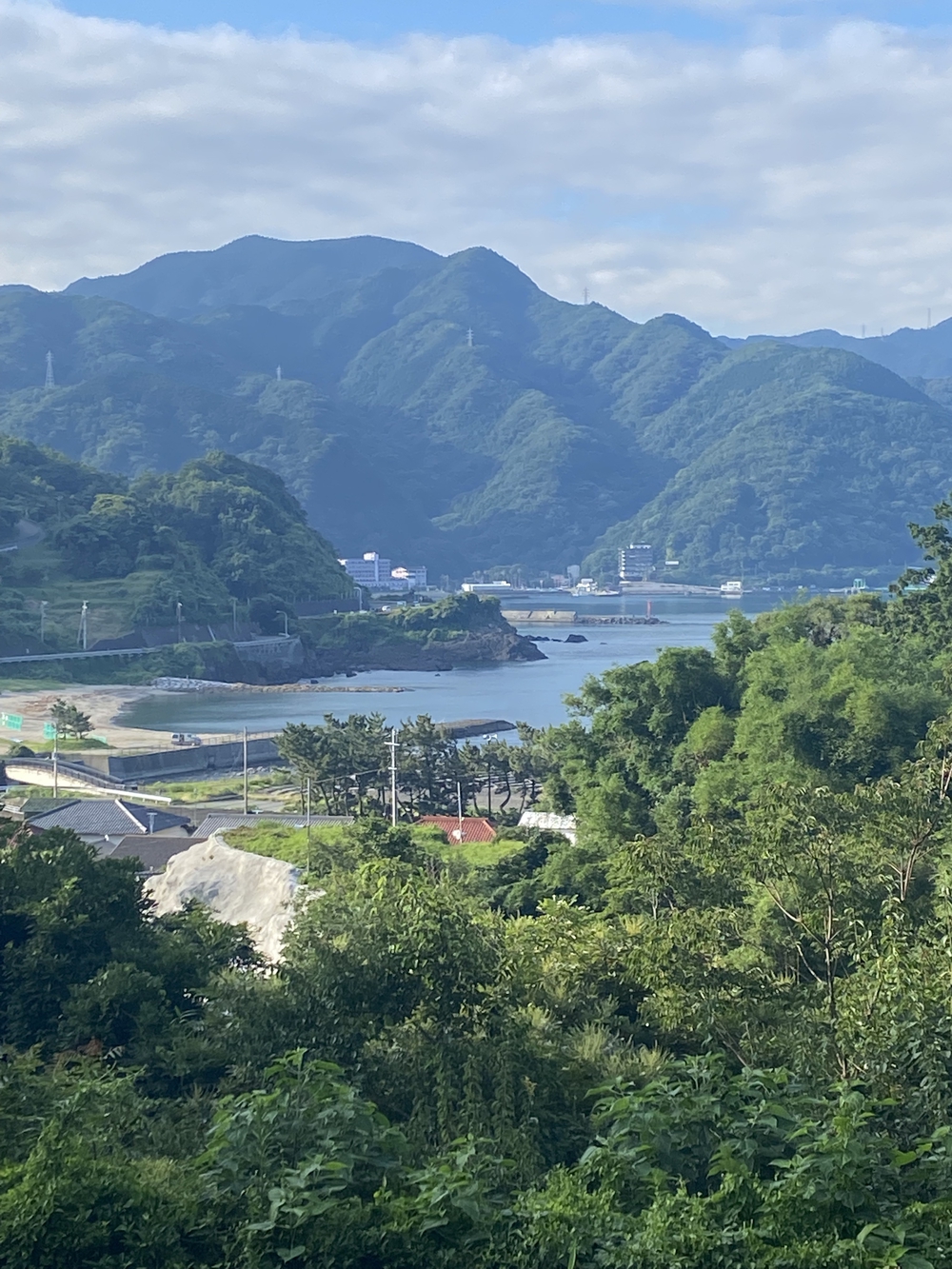 海も空も真っ青の小土肥海岸の写真6