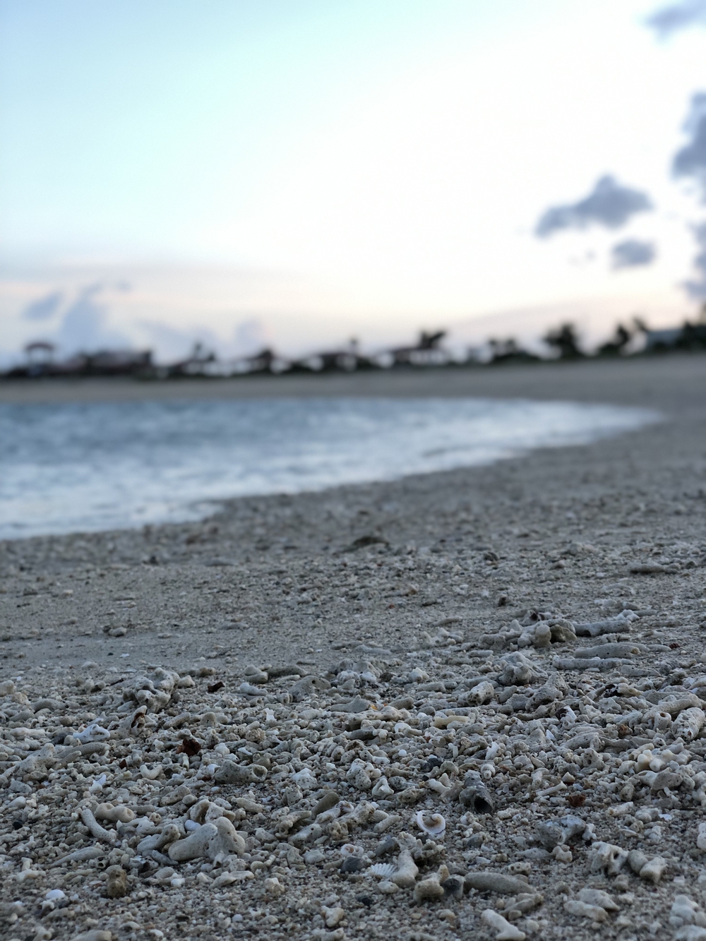 美らサンビーチからの瀬長島の写真5