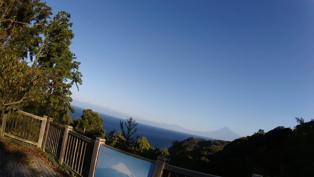 静岡県、西伊豆海岸土肥温泉から恋人岬へ群青の海岸線を望む１５キロのランニングの写真4