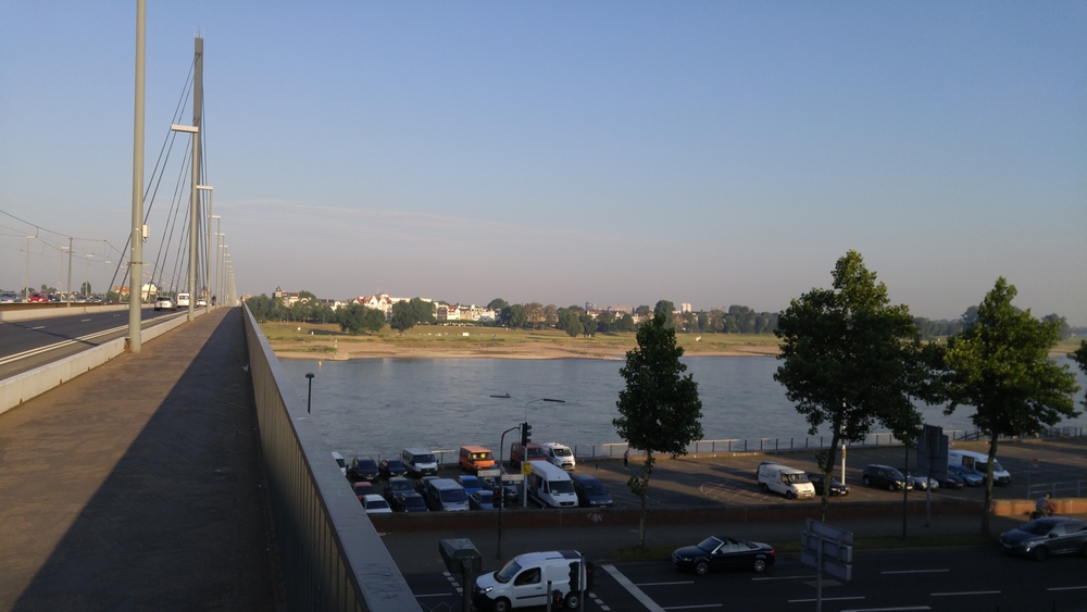 ライン川左岸のどかな街並みをゆく（デュッセルドルフ）の写真5