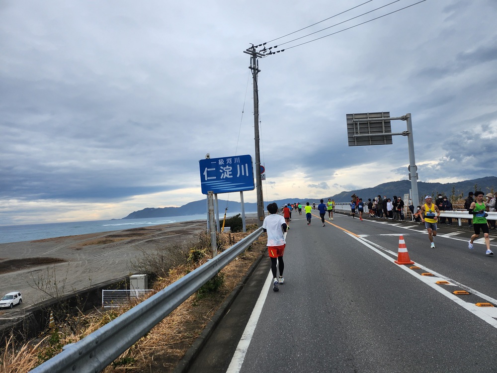 高知龍馬マラソンで初めてのサブ4達成の写真4