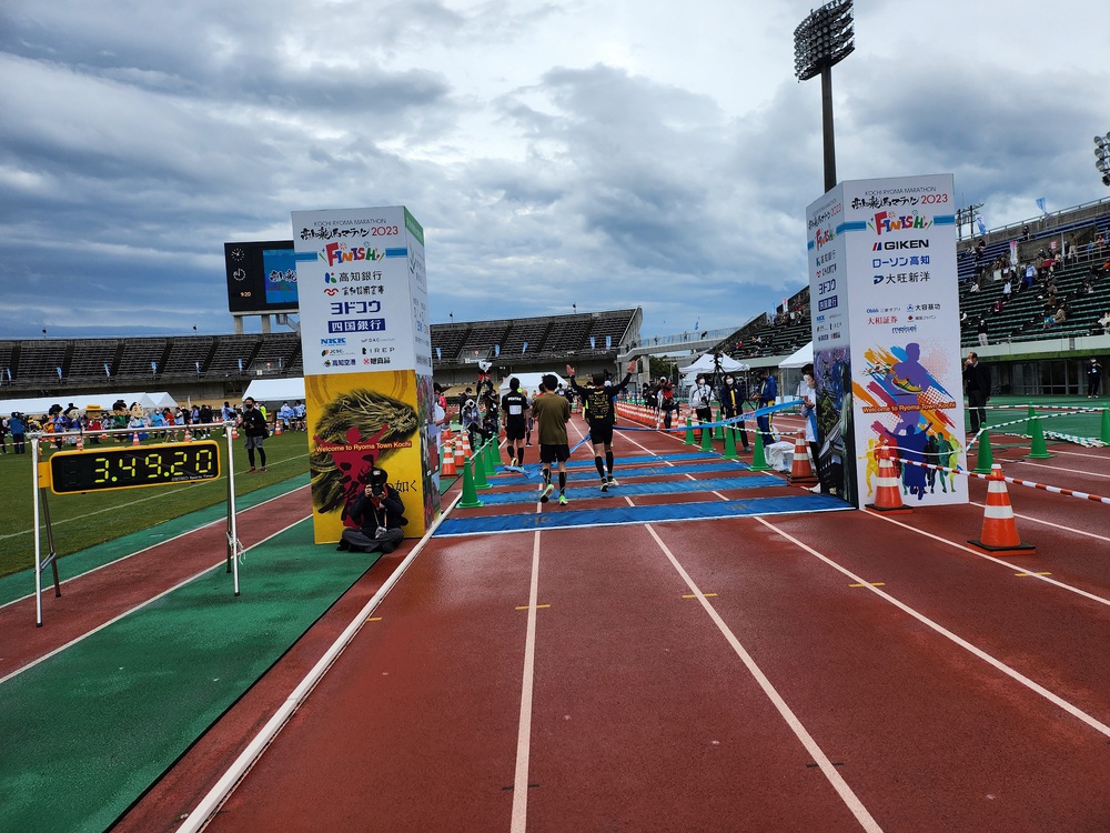 高知龍馬マラソンで初めてのサブ4達成の写真6