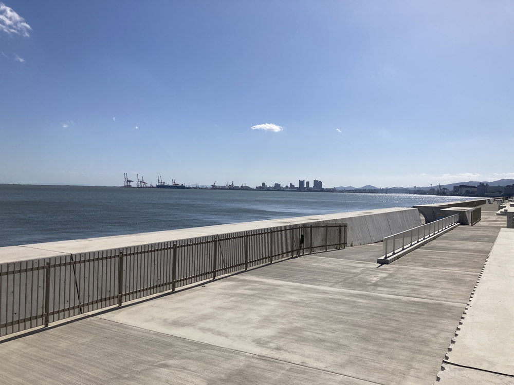 まぶしい芦屋浜の写真3