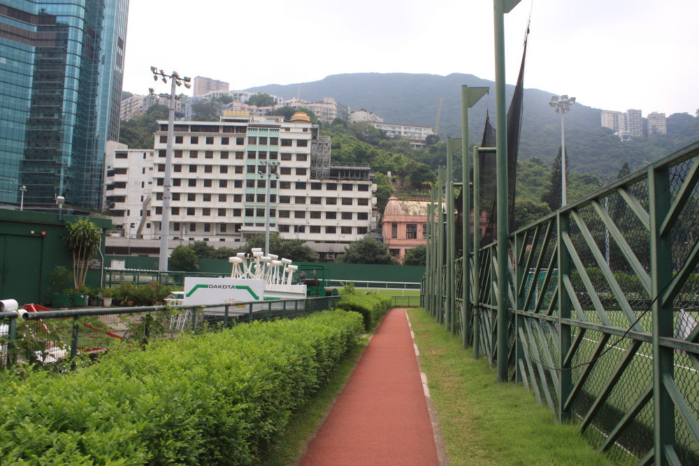 香港・ハッピーバレー競馬場の中で走る。の写真3