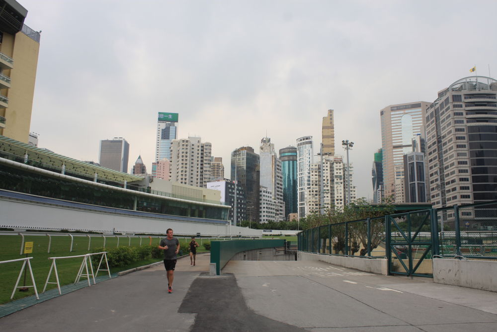 香港・ハッピーバレー競馬場の中で走る。の写真5