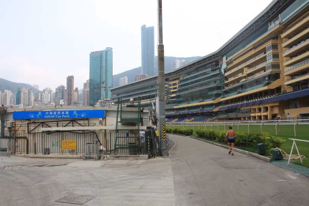 香港・ハッピーバレー競馬場の中で走る。の写真6