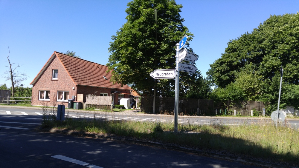 ドイツ・エルベ川の古い堤防上を往く道の写真4