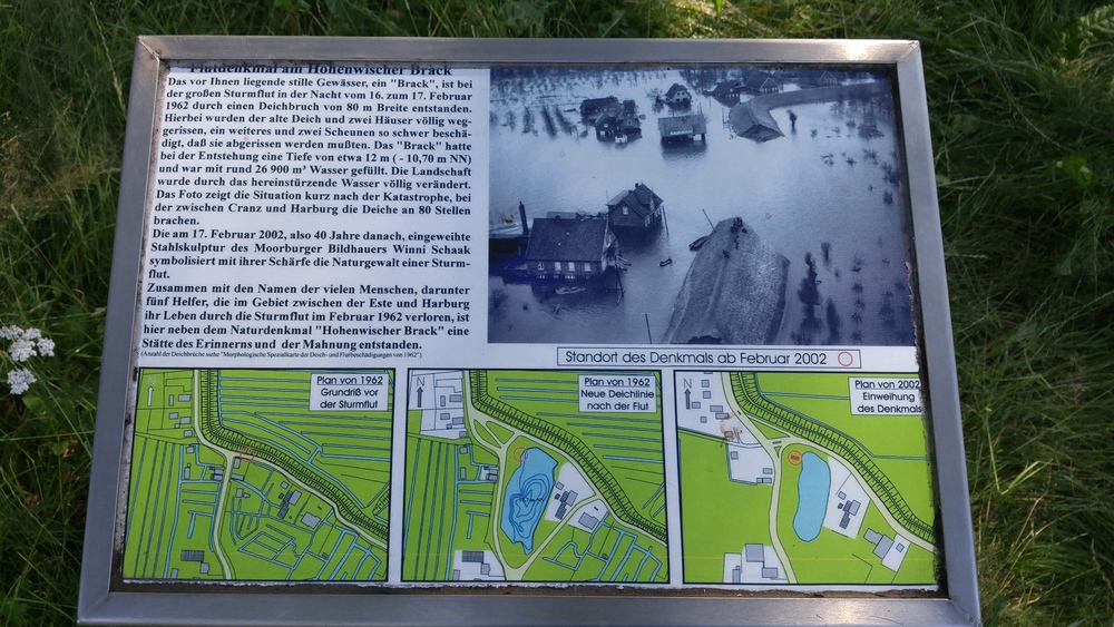 ドイツ・エルベ川の古い堤防上を往く道の写真5