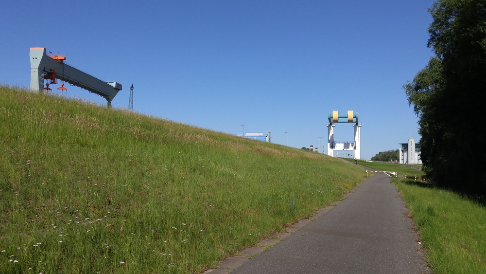 ドイツ・エルベ川の古い堤防上を往く道の写真10