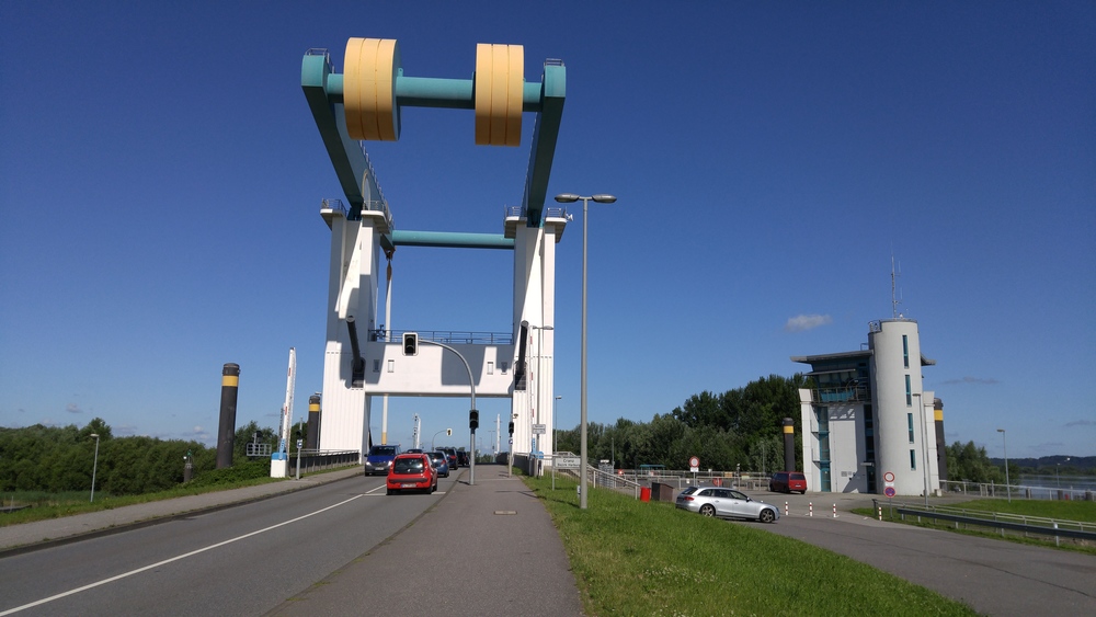 ドイツ・エルベ川の古い堤防上を往く道の写真12