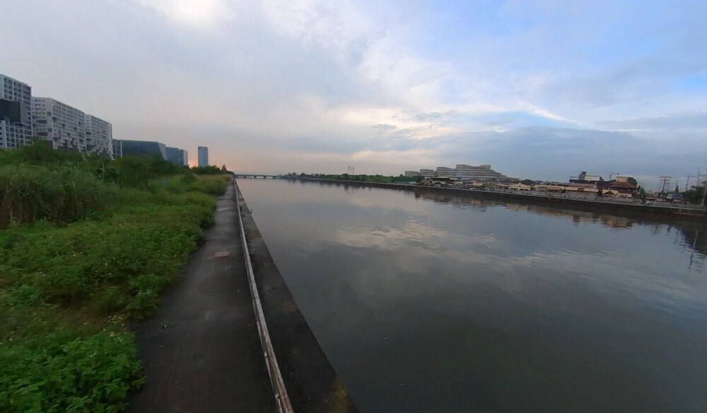 【フィリピン】マニラビーチとマニラ湾沿い、たくさんのフィリピン人カップルや家族を眺めながら往復10kmの写真3
