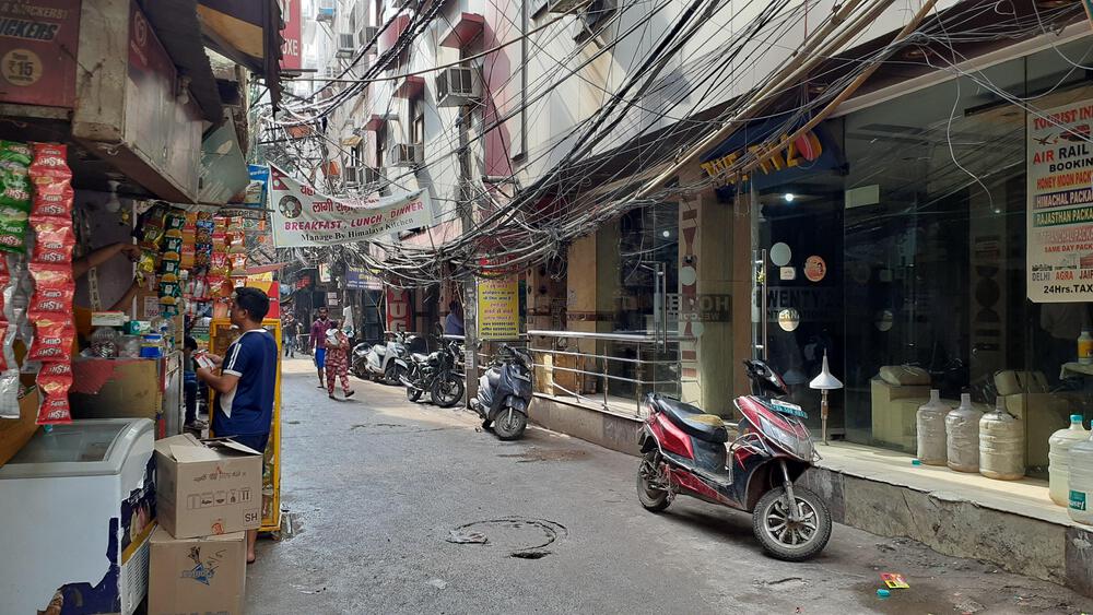 【修羅の国インド】カオスのニューデリーで人とリキシャーをよけながら無謀に走るの写真6