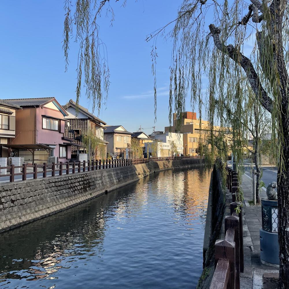 小江戸佐原の川岸の街並みと雄大な利根川河川敷の写真5