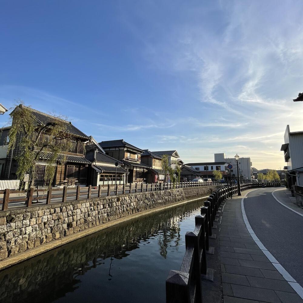 小江戸佐原の川岸の街並みと雄大な利根川河川敷の写真6