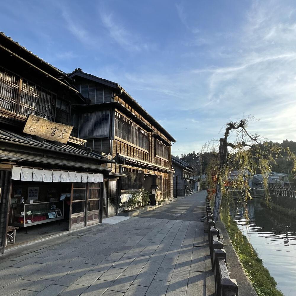 小江戸佐原の川岸の街並みと雄大な利根川河川敷の写真15
