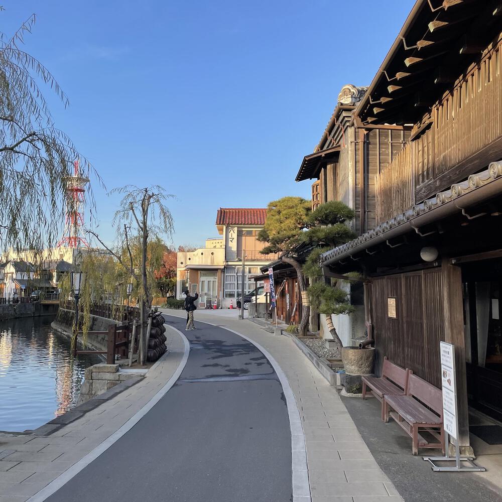 小江戸佐原の川岸の街並みと雄大な利根川河川敷の写真20