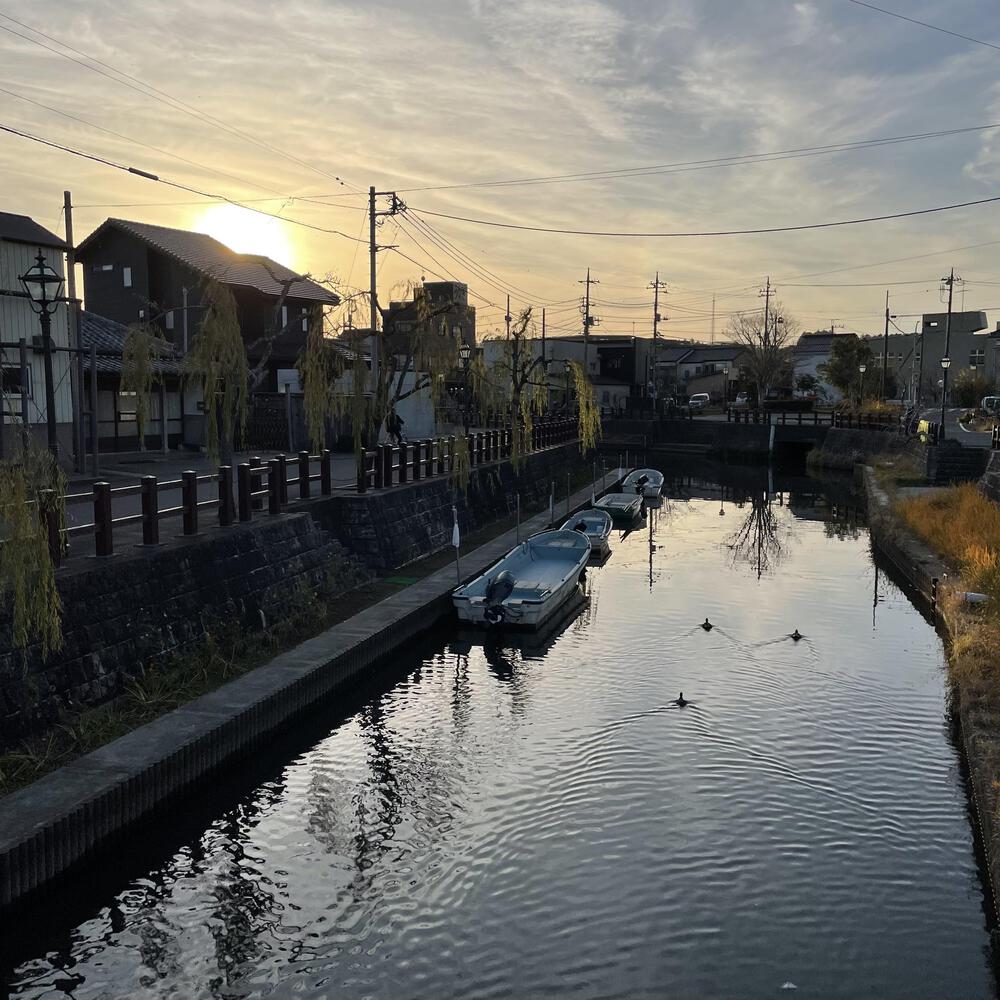 小江戸佐原の川岸の街並みと雄大な利根川河川敷の写真23