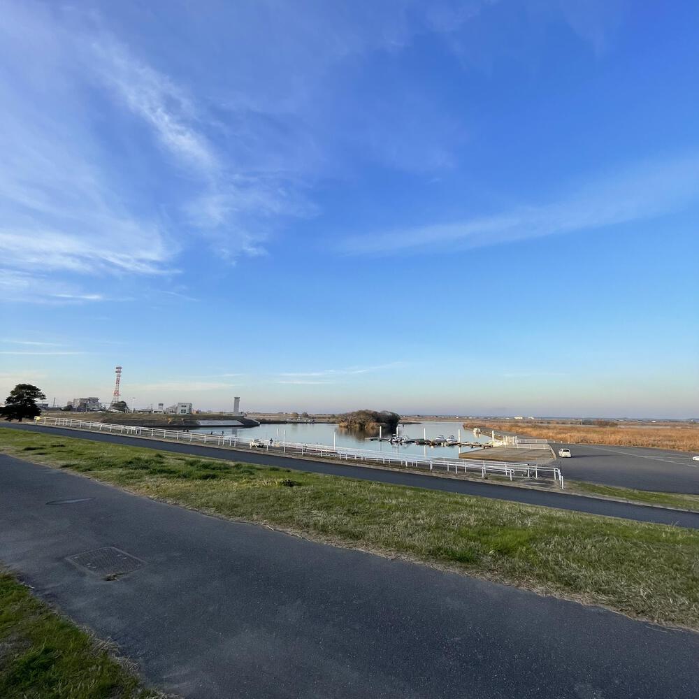 小江戸佐原の川岸の街並みと雄大な利根川河川敷の写真26