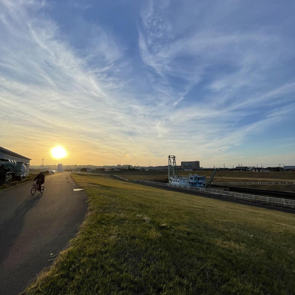小江戸佐原の川岸の街並みと雄大な利根川河川敷の写真28