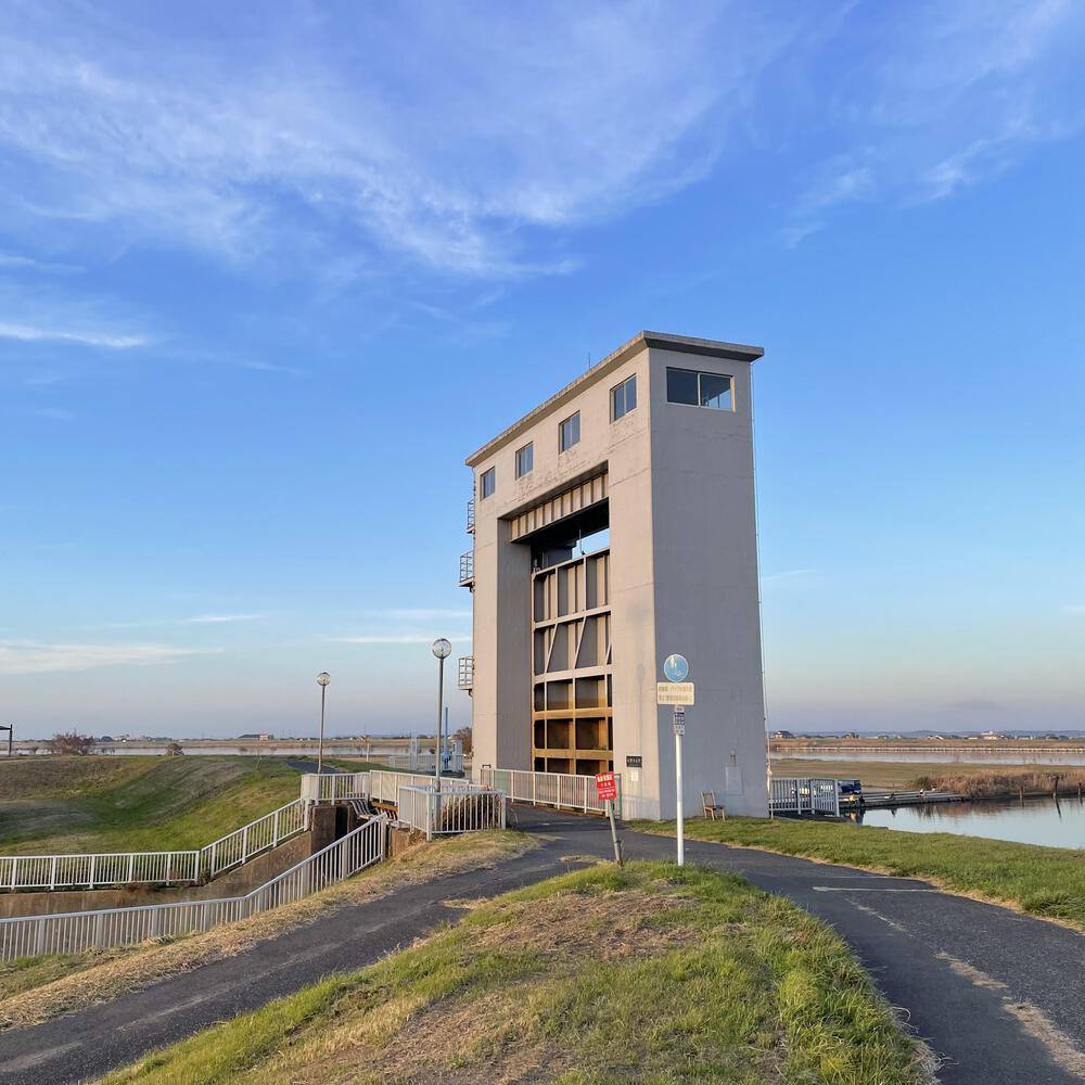 小江戸佐原の川岸の街並みと雄大な利根川河川敷の写真29